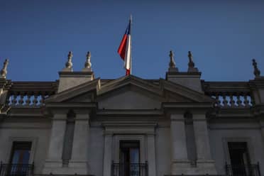 55% tiene decidido o podría votar por Matthei y un 50% lo haría por Bachelet, según encuesta