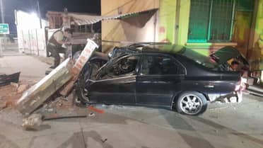 Violento choque contra vivienda deja dos lesionados en Curicó