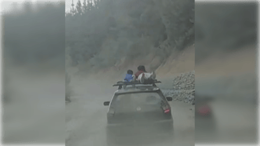Irresponsable conductor trasladaba a niños en techo del auto en Linares