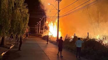 Incendio de pastizales amenazó viviendas en Villa Nueva Galiea de Curicó