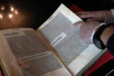 El tesoro bibliográfico de la U. de Chile: "Triunfos de Petrarca", un incunable de 540 años que narra la evolución del libro