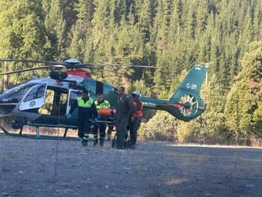 Carabineros rescata exitosamente a personas que cayó por una quebrada en la cordillera de Linares