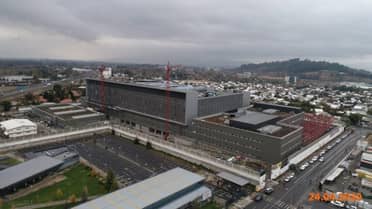Constructora OHL demanda al Estado por perjuicios en la obra del Hospital de Curicó y busca frenar cobro de garantía