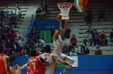 Liceo se impone a Constitución en emocionante partido de baloncesto