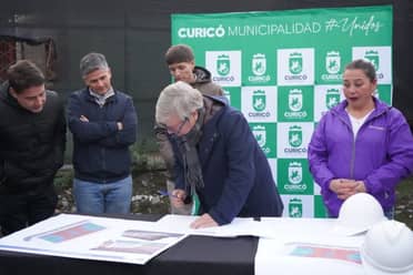 Entregan terreno para proyecto de multicancha en población Santa Lucía de Curicó