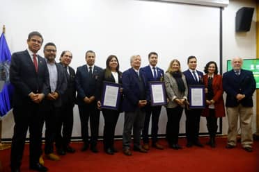 Entregan medalla municipal de plata a tres funcionarios de la Policía de Investigaciones de Curicó