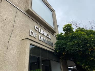 Clínica privada y Hospital de Curicó desmienten conflicto de interés en caso de pacientes dializados