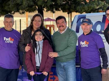 Desafío Levantemos Chile y FedEx donan chaquetas escolares a estudiantes de Licantén
