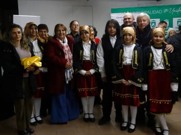 Escuela Grecia recibió trajes típicos confeccionados por el CAM "Sol de Septiembre I Etapa"