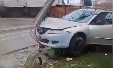 Impactante accidente en Molina: Conductor sin licencia arranca poste en Villa Piedra Azul