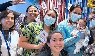 Emotiva celebración de cumpleaños para pequeño paciente en el Hospital de Curicó