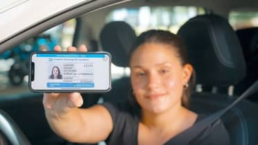 Implementan obtención de licencia de conducir digital en Curicó