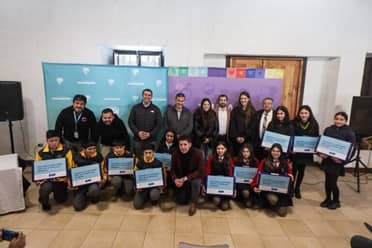 Municipalidad de Vichuquén y JUNAEB entregan notebooks a estudiantes