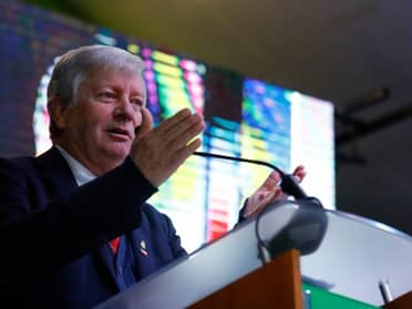 "Y están en primera fila": Alcalde de Curicó emplaza irónicamente a consejeras regionales por falta de apoyo para feria de "Los Caldos"