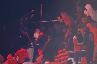 Hinchas argentinos golpearon y acorralaron a hinchas de La U en el estadio Libertadores de América