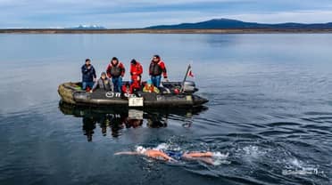 Bárbara Hernández realiza el nado más largo de la historia en las gélidas aguas de Puerto Natales