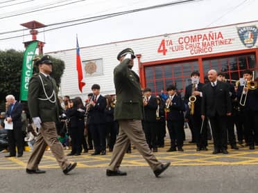 Aguas Negras rinde homenaje a Bomberos de Curicó con un concurrido desfile