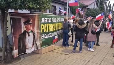 Familiares y amigos del excapitán Maturana realizaron un banderazo en las puertas de la cárcel de Molina