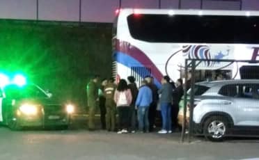 Pasajero de bus perdió piezas dentales tras pelear a golpes con auxiliar frente a Curicó