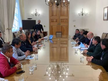 Senadora Vodanovic junto a familiares de tripulantes del "Bruma" se reúnen con el ministro Elizalde