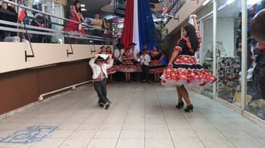Benjamín, el pequeño bailarín que se robó las miradas en el esquinazo del Paseo Caracol