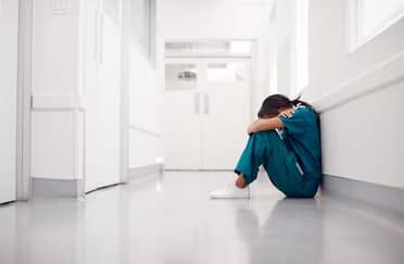 “Hazle la vida imposible”: Exdocente de la UCM denuncia presiones de directora de Medicina a estudiante