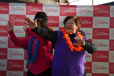 Adultos mayores de Licantén celebran Fiestas Patrias en el Gimnasio Municipal