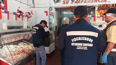 Seremi de Salud decomisa 80 kilos de alimentos en carnicería de Curicó