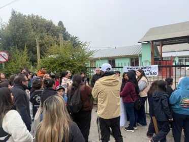 "Devuelvan nuestra escuela": Alumnos y apoderados de Teno exigen entrega de obras en la Escuela Monterilla