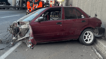 Tres jóvenes salieron eyectados tras violento choque bajo Puente Varoli en Talca