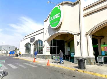 Familia de niños con autismo reclama que supermercado Jumbo no respetó acceso preferencial a cajas