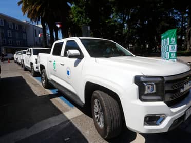 Municipalidad de Curicó recibe cuatro camionetas por parte del Gobierno Regional