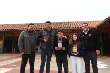 Municipio de Vichuquén recibió a estudiantes de Boyeruca que viajaron a la Expo-Science Internacional 2025 en Abu Dhabi