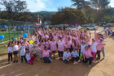 Celebran con zumba y baile entretenido el mes del cáncer de mama en Llico