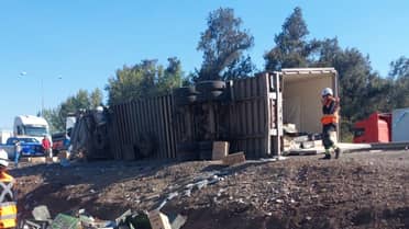 Tragedia en la Ruta 5 Norte: Dos fallecidos tras volcamiento de camión ligado a presunto contrabando