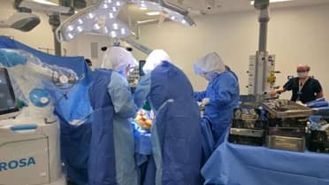 Hospital de Curicó realiza la primera cirugía robótica de rodilla del Maule