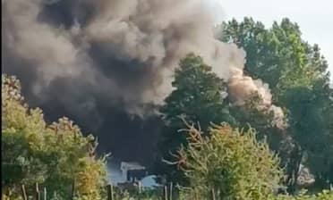 Gran columna de humo: Voraz incendio destruye taller mecánico en Vista Hermosa