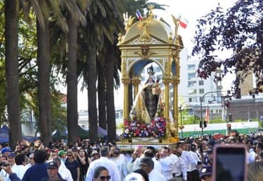 Fervor bicentenario: Curicó conmemora a la Virgen del Carmen con una masiva procesión