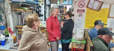 Exalcaldesa Priscilla Castillo celebra en las calles su elección como la primera diputada por el Distrito 17