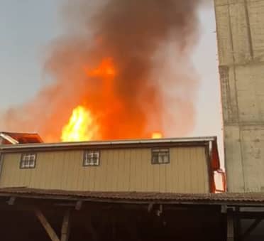 Incendio afecta a viviendas en pleno centro de Curicó