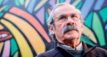 Premio Nacional de Artes Plásticas Alejandro "Mono" González está de visita en Curicó