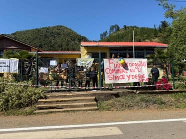 Escuela Pablo Neruda en toma por fusión anunciada en el PADEM 2026