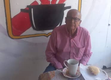 Adulto mayor de 82 años vive en su camioneta en Curicó tras conflicto familiar