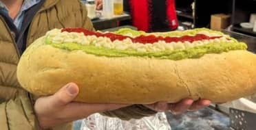 Crean en Talca el “Completo XXL", que pesa más de 2 kilos