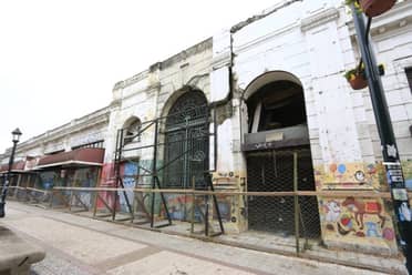 En extrema gravedad queda hombre tras explosión en bóveda eléctrica del Mercado de Talca