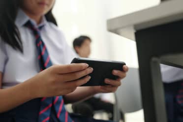 Aprueban proyecto que restringe uso de celulares en salas de clases