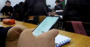 Prohibición de celulares en colegios entraría en vigencia en 2026 tras aprobación en el Senado
