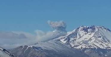 Complejo Volcánico Planchón-Peteroa emite columna de 1.040 metros y muestra incandescencia