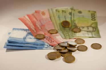 Bono por graduación de cuarto medio: más de 73 mil pesos para quienes completen estudios de adultos