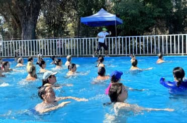 Curicó da la bienvenida al verano con masivo evento gratuito de Aqua Zumba